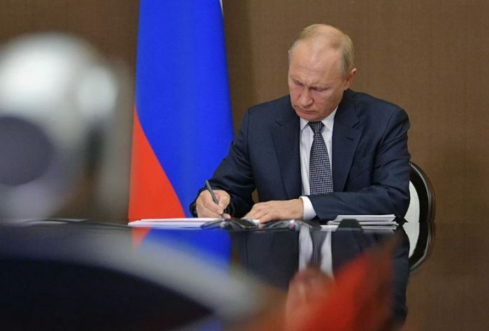 Putin dost olmayan ölkələrə viza məhdudiyyəti haqqında fərman imzaladı