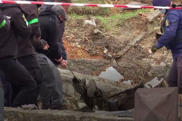 Kiyev yaxınlığında daha bir kütləvi məzarlıq tapıldı -  VİDEO
