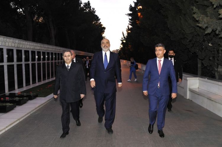 Edi Rama Şəhidlər xiyabanını ziyarət edib