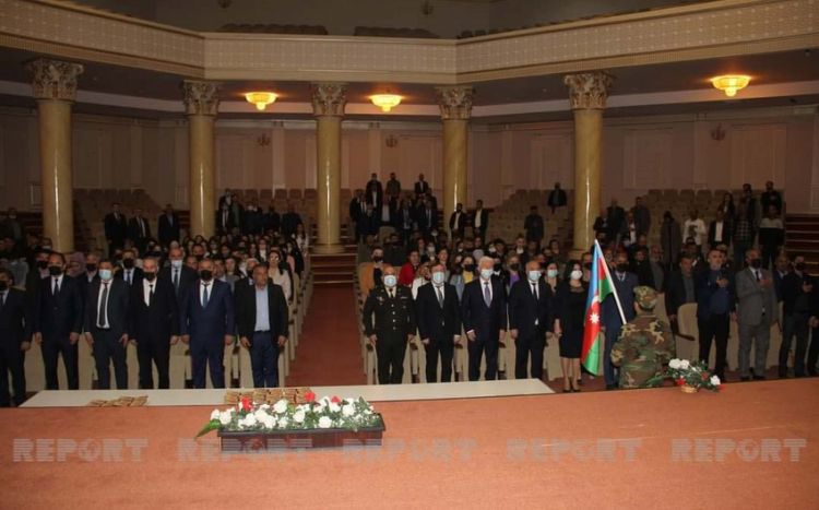 Vətən müharibəsi şəhidlərinin ailələrinə və qazilərə medallar təqdim edilib Vətən müharibəsi şəhidlərinin ailələrinə və qazilərə medallar təqdim edilib