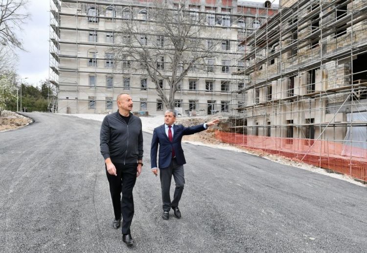 Prezident Şuşa şəhərində inzibati binanın əsaslı təmiri və konfrans zalının tikintisi ilə tanış olub 