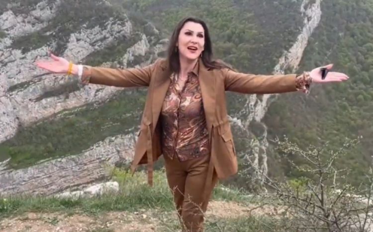 Xalq artisti Cıdır düzündə "Azərbaycan maralı" oxudu -  Video Xalq artisti Cıdır düzündə "Azərbaycan maralı" oxudu -  Video