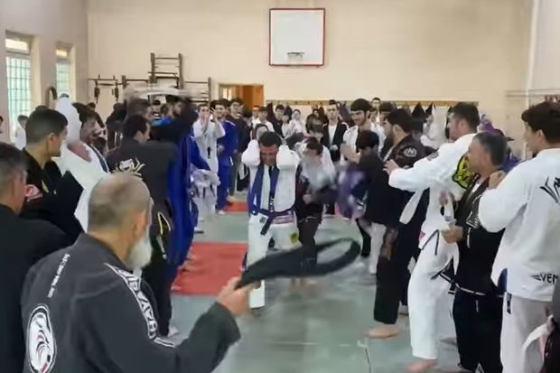 Azərbaycanda federasiya prezidentini kəmərlə döydülər -  FOTO/VİDEO Azərbaycanda federasiya prezidentini kəmərlə döydülər -  FOTO/VİDEO