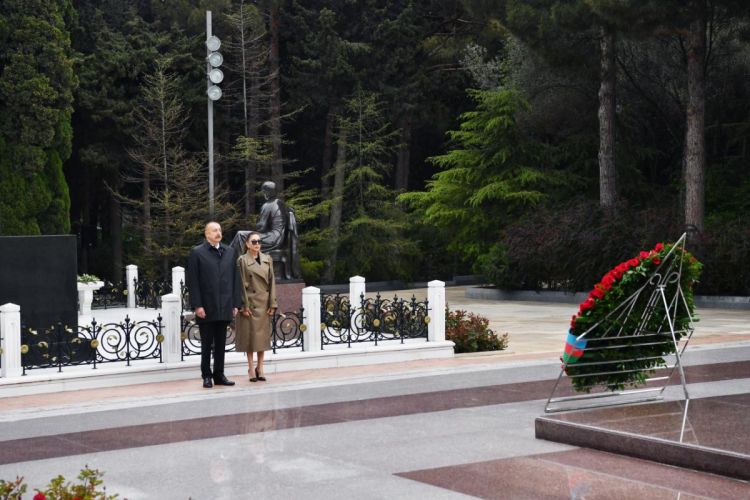 İlham Əliyev və Mehriban Əliyeva ulu öndər Heydər Əliyevin məzarını ziyarət ediblər