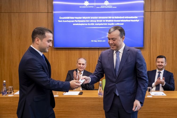 YAP-a üzv qəbul olunmuş nazirlik əməkdaşlarına vəsiqələr təqdim olundu - FOTO