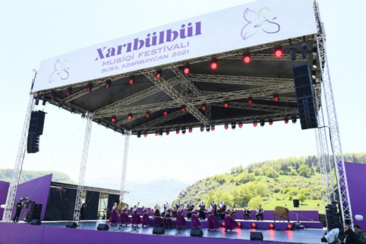 İlham Əliyev və Mehriban Əliyeva Şuşada “Xarıbülbül” Festivalında iştirak ediblər - VİDEO