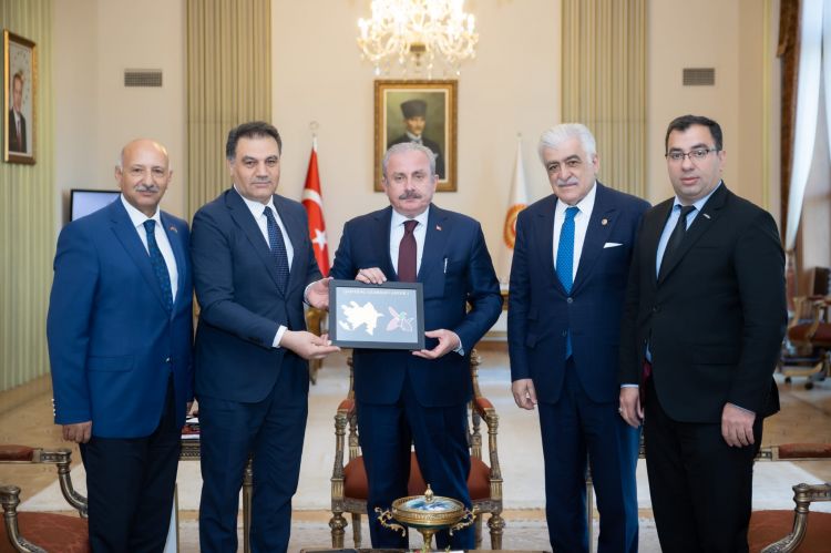 Azərbaycan icması Türkiyə parlamentinin sədri Mustafa Şentopla görüşüb