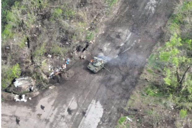 Xarkovda Ukrayna əsgərləri Rusiya tankını vurdular - VİDEO