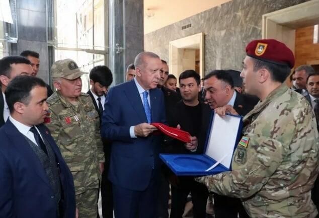 Qazimizin Ərdoğana hədiyyəsi gündəm oldu