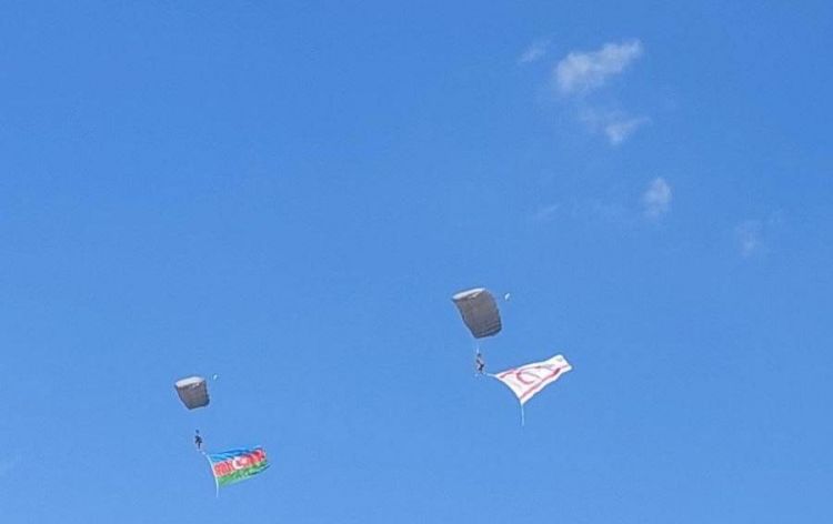Pilotlarımız Türkiyə səmasında bayrağımızı dalğalandırdı -  FOTO