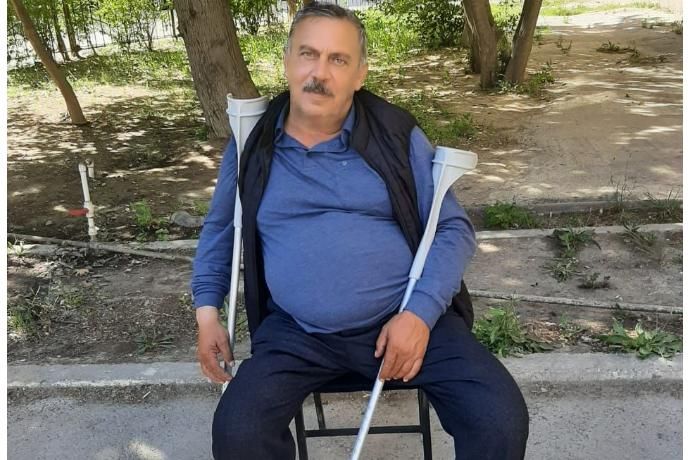 Hər iki ayağını itirmiş qazi etirazçı qazilərə  SƏSLƏNDİ