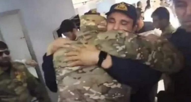 Polisin qucaqladığı qazimiz kimdir? -  FOTO Polisin qucaqladığı qazimiz kimdir? -  FOTO