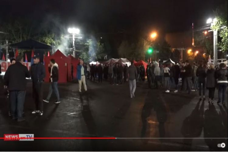 Ermənistan polisi aksiyaçılara qarşı səs qumbarası tətbiq edib - VİDEO