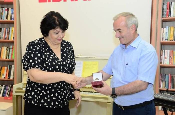Vaqif Səmədoğlu medalı həyat yoldaşına tədim edildi -  FOTO