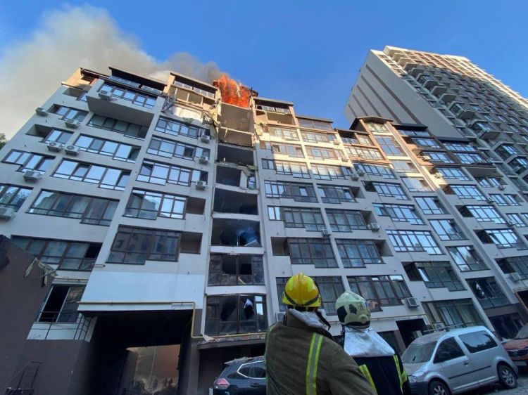Kiyevdə yaşayış binası raketlə vurulub -  FOTO/VİDEO