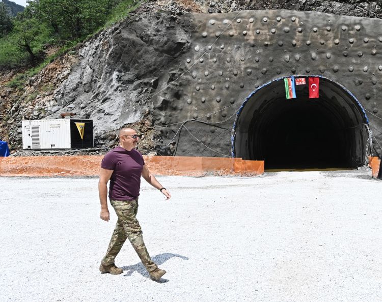 Prezident Kəlbəcər-Laçın avtomobil yolunun inşası ilə tanış olub - FOTO