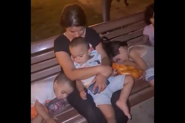 Uşaqları ilə evdən qaçıb Sumqayıtda parkda gecələyən qadınla bağlı  MƏLUMAT - VİDEO