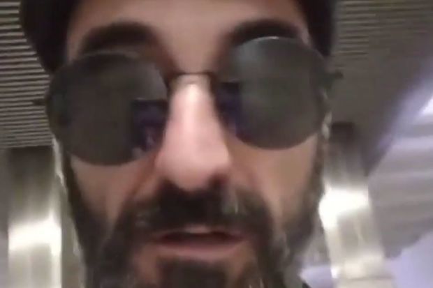 Bakı metrosunda əlində balta ilə gəzən şəxs qorxu saçır - VİDEO Bakı metrosunda əlində balta ilə gəzən şəxs qorxu saçır - VİDEO