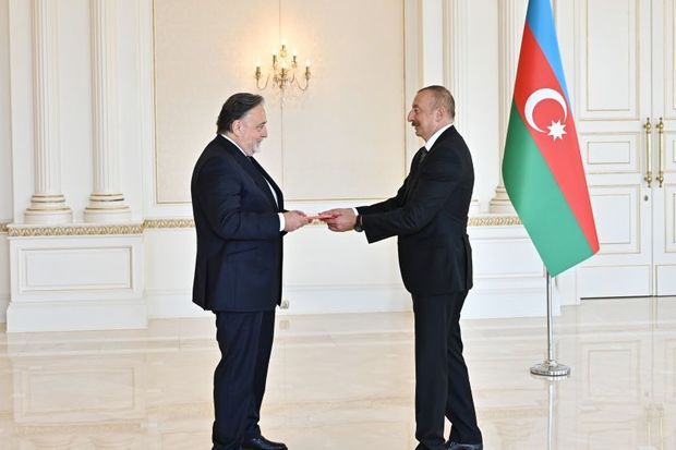 İlham Əliyev Çex Respublikasının yeni təyin olunmuş səfirinin etimadnaməsini qəbul edib - FOTO -  YENİLƏNİB İlham Əliyev Çex Respublikasının yeni təyin olunmuş səfirinin etimadnaməsini qəbul edib - FOTO -  YENİLƏNİB