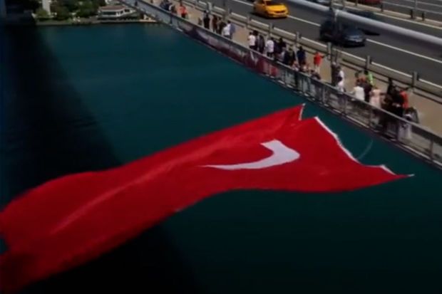 İstanbul körpüsündə nəhəng Türkiyə bayrağı dalğalandı –  VİDEO