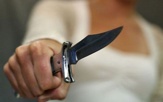 19 yaşlı qız qəbiristanlıqda evli sevgilisini bıçaqladı