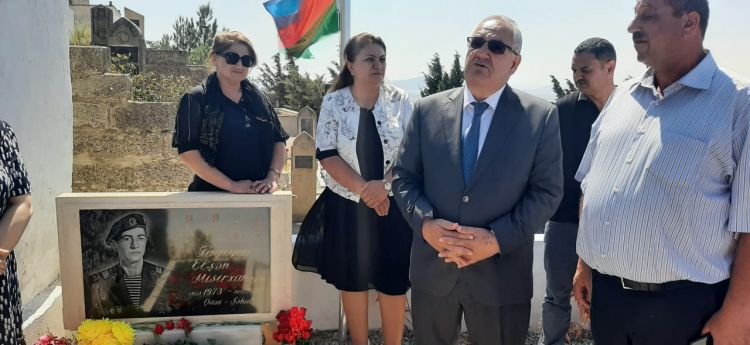 İcra başçısı və döyüş yoldaşları qazi-şəhidin məzarını ziyarət ediblər -  FOTO İcra başçısı və döyüş yoldaşları qazi-şəhidin məzarını ziyarət ediblər -  FOTO