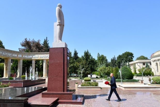 Prezident İlham Əliyev Ağsuda Heydər Əliyevin abidəsini ziyarət edib -  FOTO