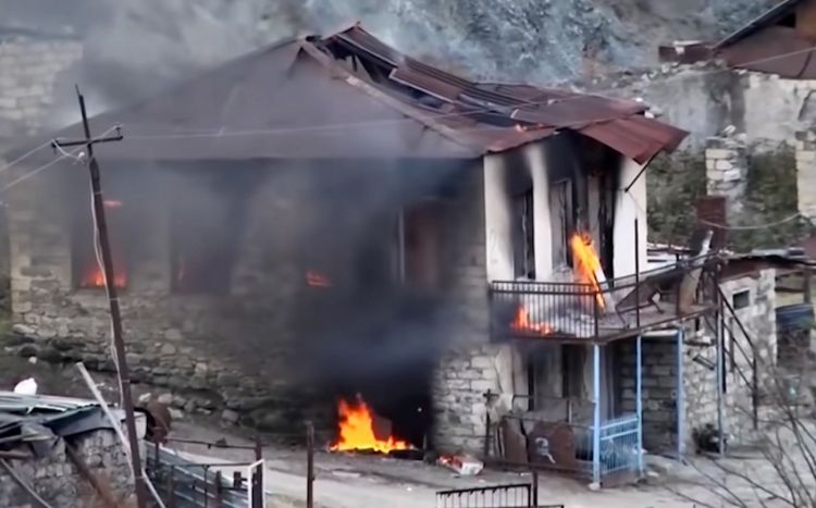 Laçın rayonunu tərk edən ermənilər evləri yandırırlar -  VİDEO