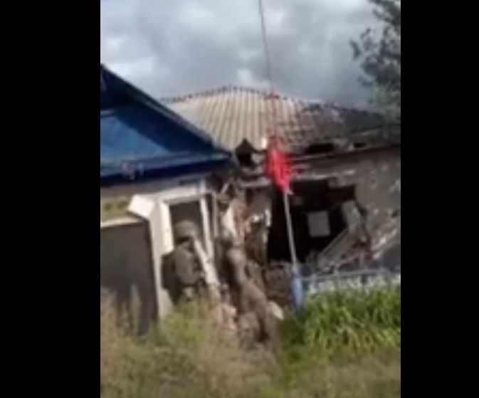 Ukrayna kəndi azad edildi, rusların bayrağı endirildi - VİDEO