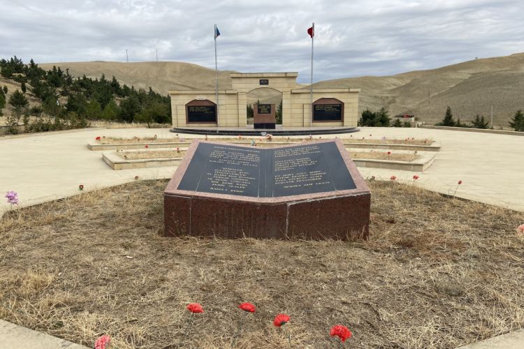 Səfir Qobustan rayonundakı Türk Şəhidliyini ziyarət edib - FOTO Səfir Qobustan rayonundakı Türk Şəhidliyini ziyarət edib - FOTO