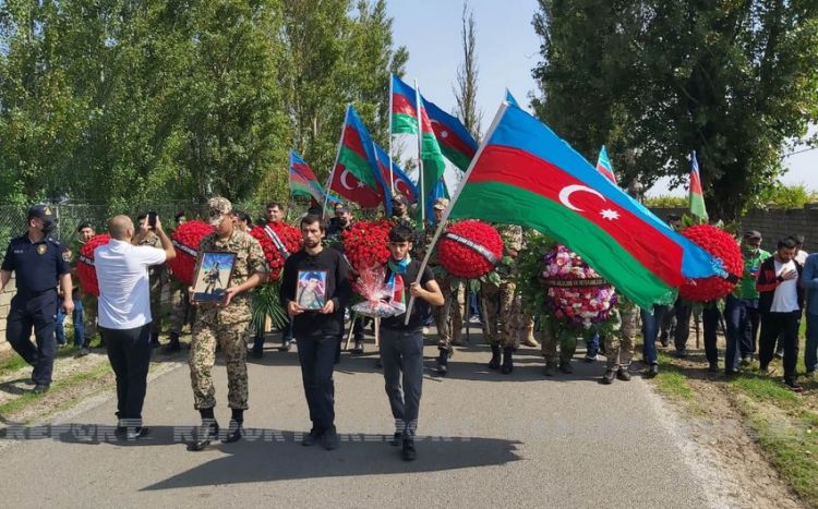 Şəhid XTQ giziri Lənkəranda böyük izdihamla dəfn edilib - FOTO