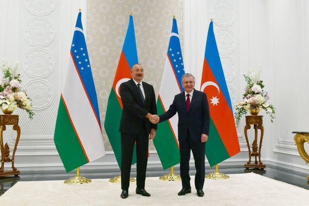 İlham Əliyev Səmərqənddə özbəkistanlı həmkarı ilə görüşdü - FOTO İlham Əliyev Səmərqənddə özbəkistanlı həmkarı ilə görüşdü - FOTO