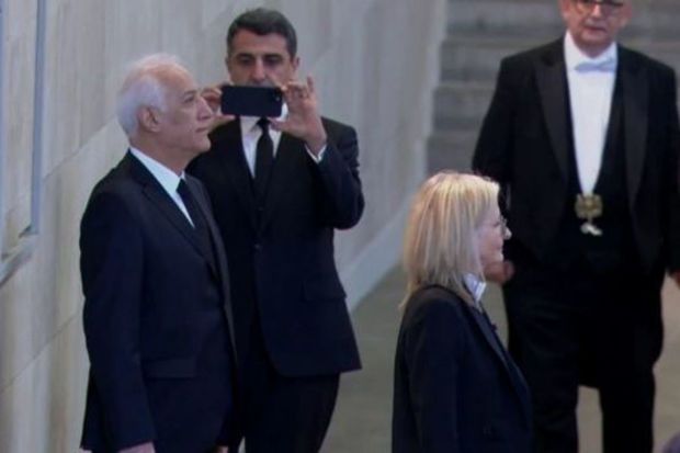 Ermənistan prezidenti II Elizabetin dəfn mərasimində qaydaları pozdu -  FOTO