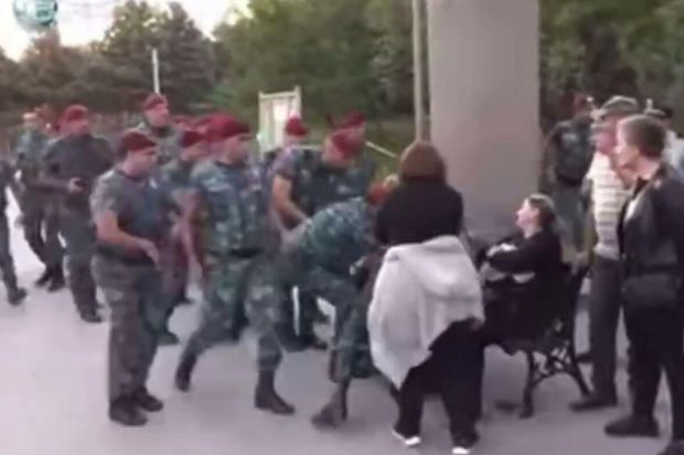 Ermənistan polisi döyüşdə övladlarını itirən qadınlara “nəvaziş” göstərdi -  VİDEO