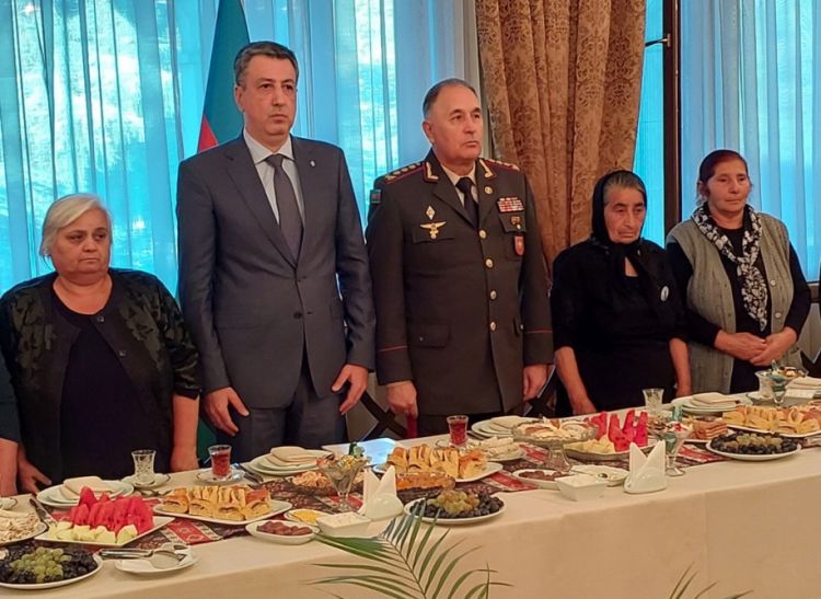 Azərbaycanın Baş Qərargah rəisi Tbilisidə şəhid ailələri ilə görüşüb - FOTO Azərbaycanın Baş Qərargah rəisi Tbilisidə şəhid ailələri ilə görüşüb - FOTO