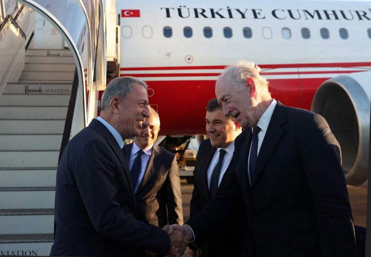 Hulusi Akar Böyük Britaniyaya gedib