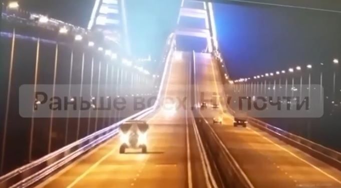 Krım körpüsünda partlayış anı -  VİDEO