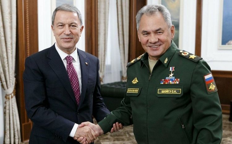 Hulusi Akar Şoyqu ilə Ukraynanı müzakirə edib