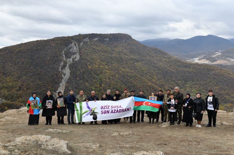 RİNN-in Vətən müharibəsində iştirak etmiş əməkdaşları və şəhidlərin ailə üzvləri Şuşaya səfər ediblər RİNN-in Vətən müharibəsində iştirak etmiş əməkdaşları və şəhidlərin ailə üzvləri Şuşaya səfər ediblər