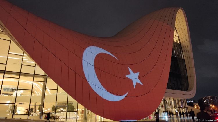 Heydər Əliyev Mərkəzinin binası Türkiyə bayrağı ilə işıqlandırılıb - FOTO