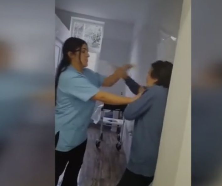 Kosovada şəhid anası vəhşicəsinə döyüldü - VİDEO Kosovada şəhid anası vəhşicəsinə döyüldü - VİDEO