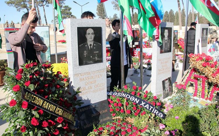 Şəhidlərin xatirəsinə həsr olunan anım mərasimləri keçirilib - FOTO Şəhidlərin xatirəsinə həsr olunan anım mərasimləri keçirilib - FOTO