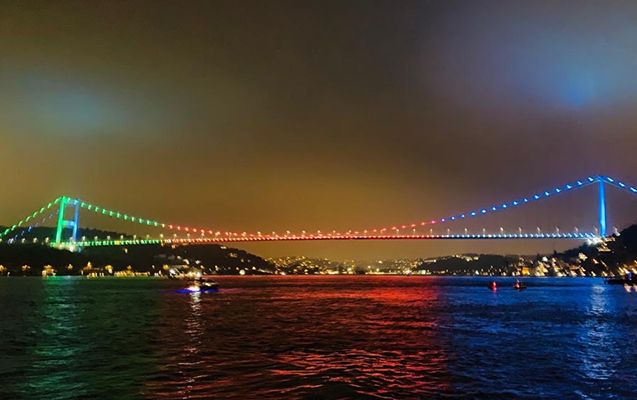 İstanbulda Şəhidlər körpüsü bayrağımızın rənglərinə büründü - VİDEO
