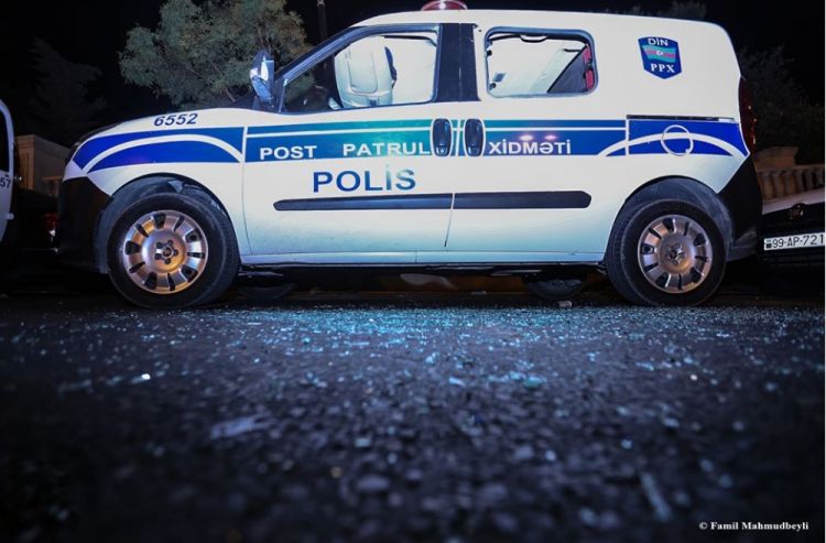 Bakıda aksiya:  polis avtomobilinin şüşəsi sındırıldı