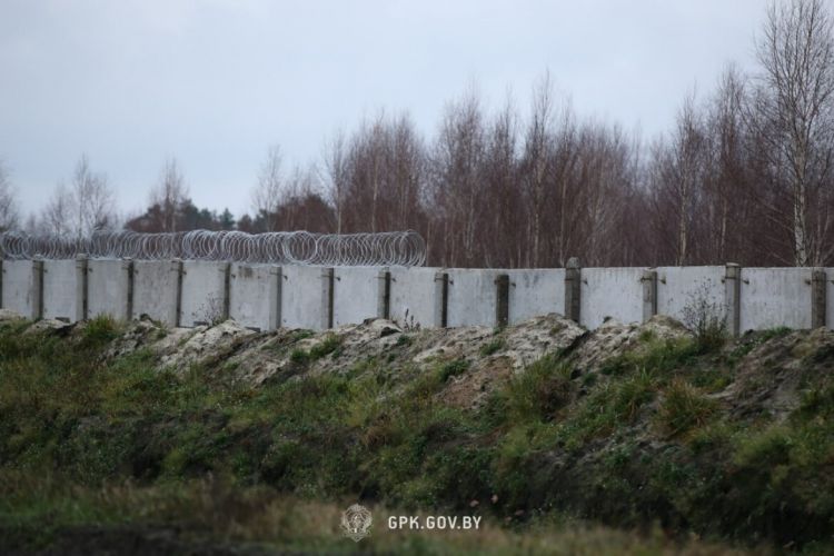 Ukrayna Belarusla sərhəddə beton hasar çəkməyə başlayıb -  FOTO