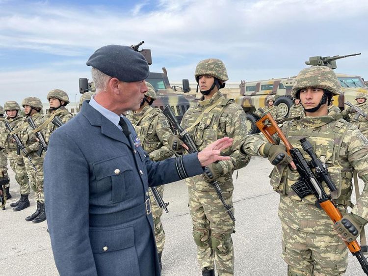 NATO nümayəndələri ordumuzun döyüş texnikası ilə tanış olub - FOTO