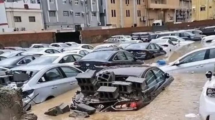 Ərəbistanda daşqınlardan sonra avtomobillər su altında qalıb - FOTO - VİDEO Ərəbistanda daşqınlardan sonra avtomobillər su altında qalıb - FOTO - VİDEO