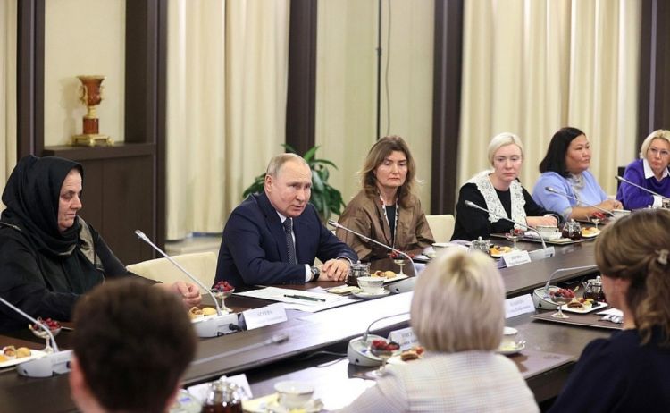 Putin Ukrayanda döyüşən əsgər anaları ilə görüşdü - FOTO