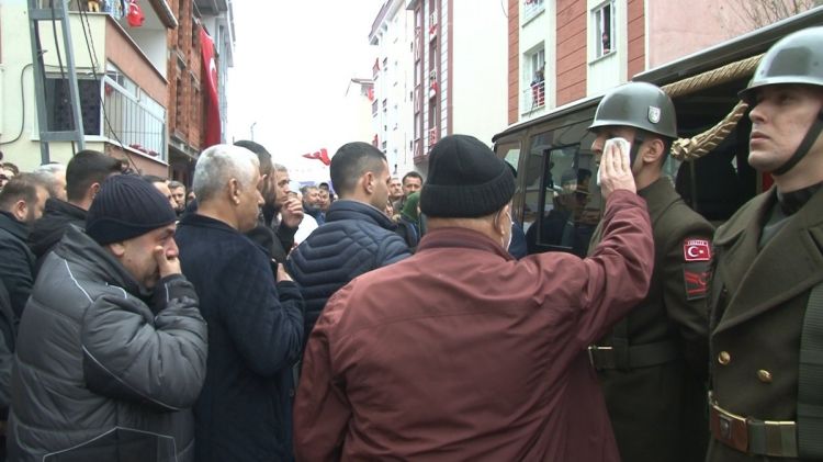 Əsgərin göz yaşlarını şəhid yaxını sildi - VİDEO