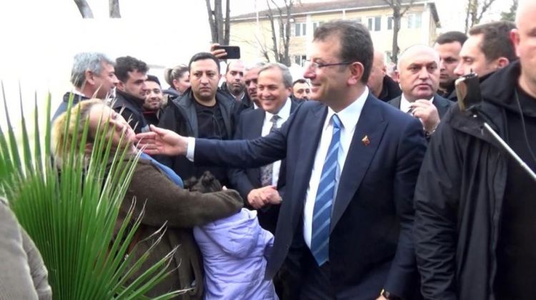 Qadından Əkrəm İmamoğluna sərt reaksiya: "Mənə toxunma..." - VİDEO